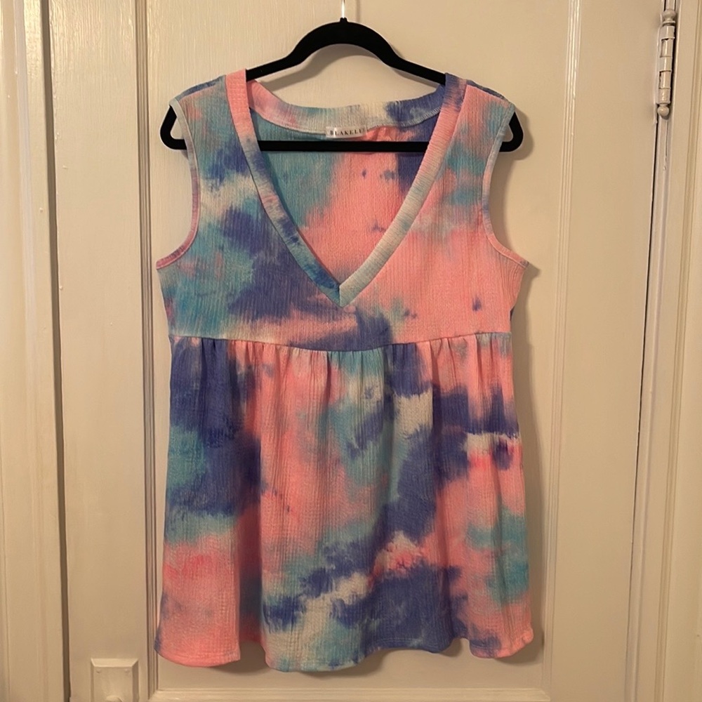 Blakeley 1XL Blue, Pink &  White tie dye V-neck sleeveless top. NWOT